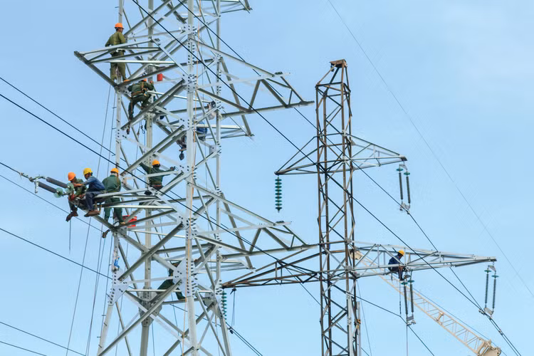 Đội ngũ nhân lực kỹ thuật có thể thi công đường dây trên cao của ngành xây lắp điện đang rất khan hiếm. Ảnh: Nhã Chi