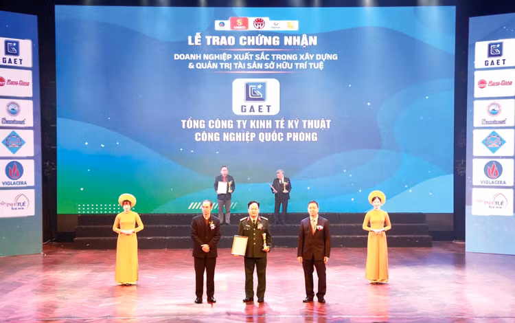 Đại tá Đoàn Đắc Dũng, Phó Tổng giám đốc GAET nhận danh hiệu Top 10 thương hiệu, nhãn hiệu uy tín hàng đầu, sản phẩm, dịch vụ vàng uy tín, chất lượng
