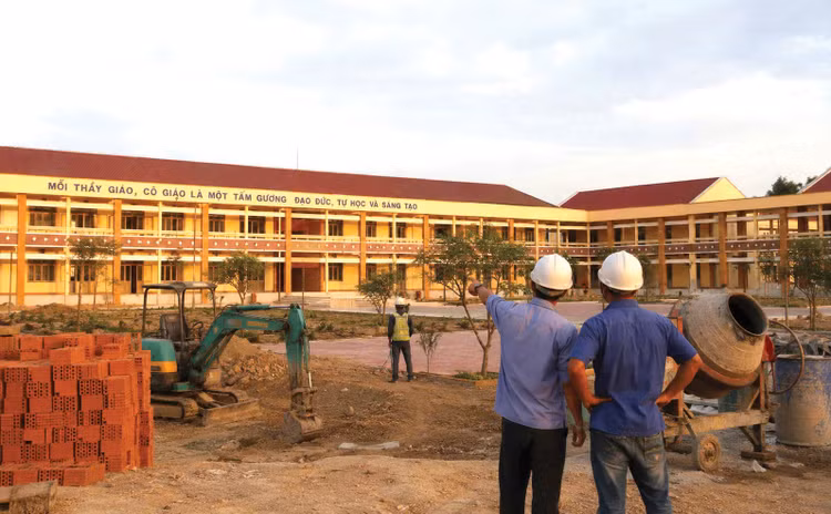 Nhà thầu trúng Gói thầu Thi công xây dựng thuộc Dự án Cải tạo, sửa chữa Trường THCS Võ Văn Truyện (Tây Ninh) có giá dự thầu cao nhất. Ảnh: Phạm Thùy Linh