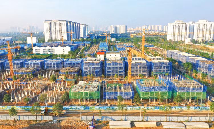 Các dự án giao thông chiến lược, hạ tầng đô thị, y tế, giáo dục, năng lượng… được triển khai đồng loạt trong năm 2026 sẽ tạo ra nguồn việc ổn định, quy mô lớn cho doanh nghiệp xây dựng. Ảnh: Xuân Mộc