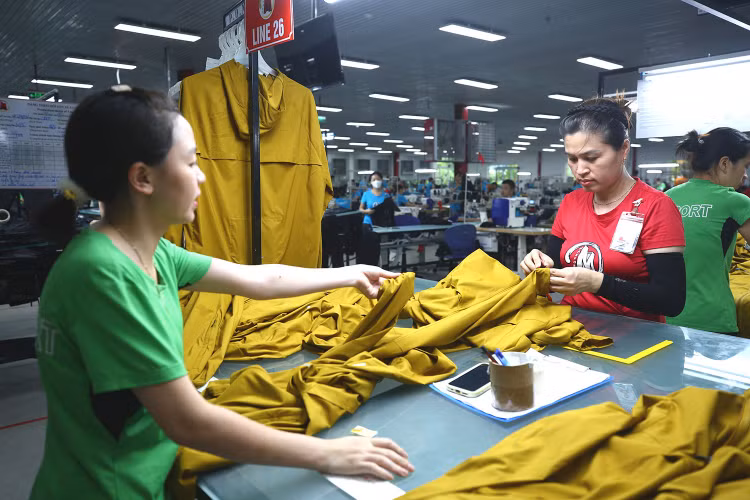 Tổng kim ngạch xuất khẩu dệt may 6 tháng đầu năm 2025 ước đạt gần 22 tỷ USD, tăng 10% so với cùng kỳ năm trước. Ảnh: Tiên Giang