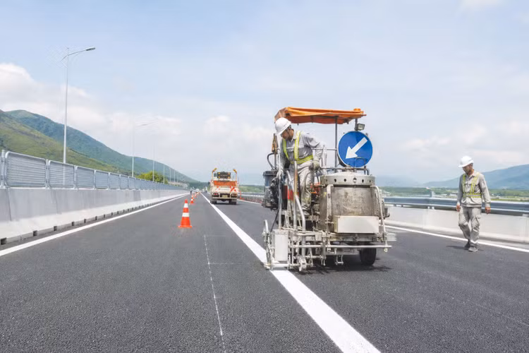 Gói thầu SC2-CGNB-2026 Thay thế hệ thống an toàn giao thông theo Quy chuẩn QCVN 41:2024/BGTVT và sơn vạch kẻ đường toàn tuyến đường cao tốc Cầu Giẽ - Ninh Bình sắp được mời thầu lại. Ảnh: Nguyễn Tiến