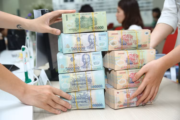 Nhiều ngân hàng đã tung ra các chương trình cộng thêm lãi suất hấp dẫn nhằm thu hút dòng tiền gửi tiết kiệm. Ảnh: Nhã Chi