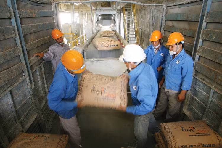 Tổng lượng tiêu thụ xi măng và clinker đạt 60,98 triệu tấn trong 6 tháng đầu năm, tăng gần 16% so với cùng kỳ năm 2025. Ảnh: Song Lê