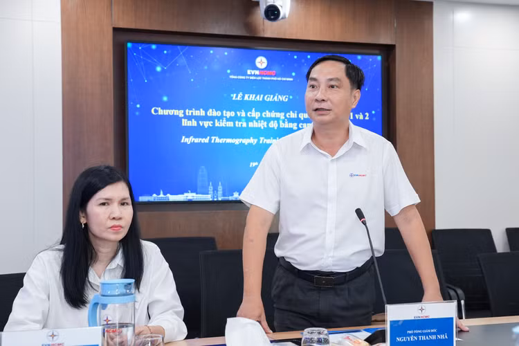 Ông Nguyễn Thanh Nhã, Phó Tổng giám đốc EVNHCMC phát biểu tại lễ khai giảng