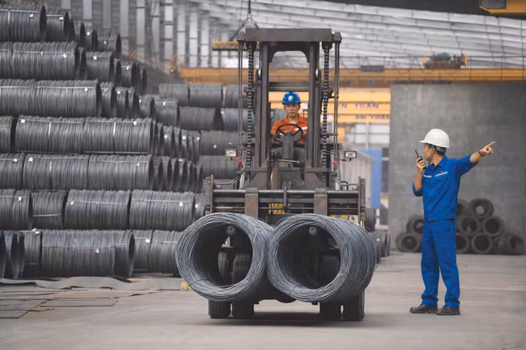 Áp lực từ thép giá rẻ nhập khẩu và các rào cản kỹ thuật như CBAM là những “cơn gió ngược” đối với doanh nghiệp thép trong năm 2026. Ảnh: Nguyên Lê