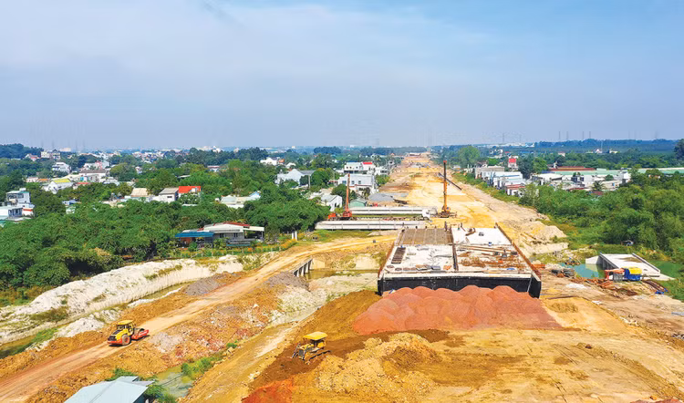 Các dự án PPP giao thông áp dụng cơ chế chia sẻ rủi ro về doanh thu làm tăng tính hấp dẫn, giúp nhà đầu tư yên tâm bỏ vốn đầu tư. Ảnh: Lê Gia Khoa