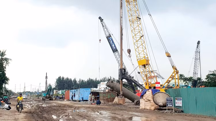 Thi công Dự án Vành đai 2 TP.HCM. Ảnh: Lê Toàn