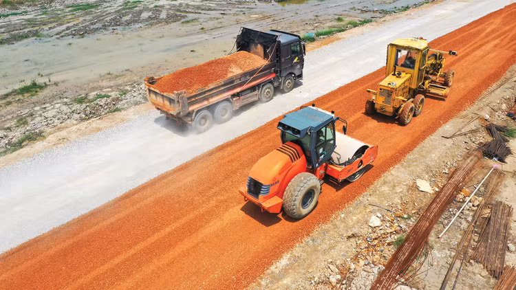 Việc áp dụng cơ chế chỉ định thầu linh hoạt hơn đối với một số gói thầu cần triển khai ngay để đẩy nhanh tiến độ giải ngân các dự án đầu tư công, phục vụ mục tiêu tăng trưởng kinh tế 2 con số. Ảnh: Song Lê