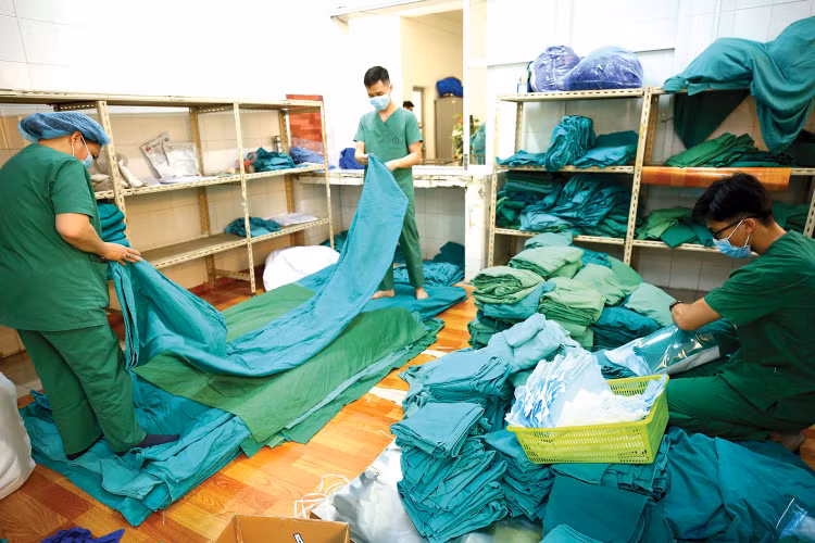 Trang phục, đồ vải y tế là hàng hóa thông dụng, đơn giản. Ảnh: Tiến Giang