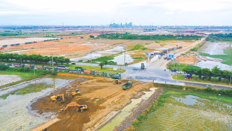 Việc xây dựng bộ khung cứng và cụ thể cho các trường hợp giao đất, cho thuê đất thông qua đấu giá và đấu thầu khi sửa đổi Luật Đất đai sẽ tạo điều kiện thuận lợi trong triển khai dự án có sử dụng đất. Ảnh: Lê Gia Khoa