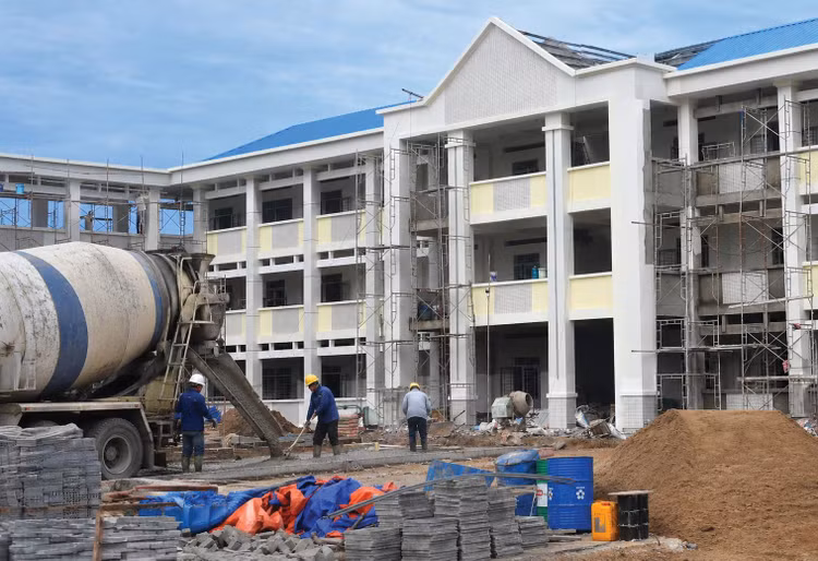 Gói thầu Thi công xây lắp có giá 76,999 tỷ đồng, thuộc Dự án Xây dựng Trường Trung học cơ sở Vĩnh Lộc B (giai đoạn 1) tại xã Tân Vĩnh Lộc (TP.HCM). Ảnh: Phúc An