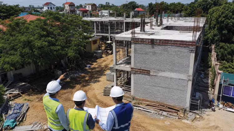 Việc tuân thủ các quy định pháp luật khi xây dựng tiêu chí nhân sự chủ chốt đã góp phần tăng tính cạnh tranh, giảm tình trạng kiến nghị tại các gói thầu xây lắp. Ảnh: Nhã Chi