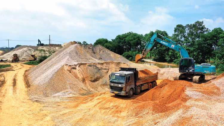 Tình trạng đơn giá, định mức lạc hậu so với thực tế đang “bào mòn” năng lực tài chính, gây nên một làn sóng rút lui âm thầm khỏi thị trường xây dựng của các nhà thầu. Ảnh: Lê Công