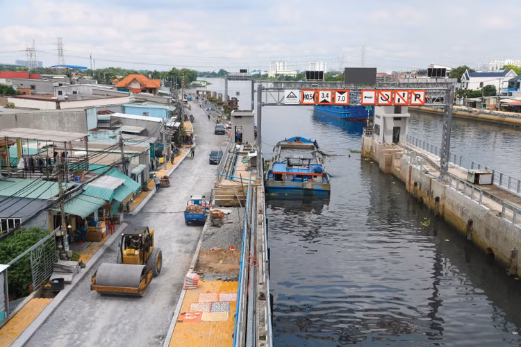Cống Phú Định đang được hoàn thiện giúp cải thiện bộ mặt đô thị khu vực Quận 8 (cũ), TP.HCM. Ảnh: Văn Huyền