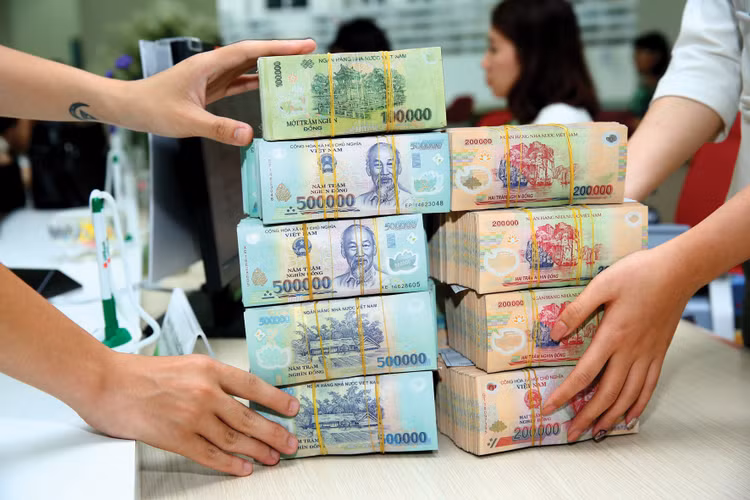 Tính đến cuối tháng 7/2025, tổng tiền gửi trong hệ thống ngân hàng đạt 15,71 triệu tỷ đồng, tăng 15,5% so với cùng kỳ năm 2024. Ảnh: Trọng Lân