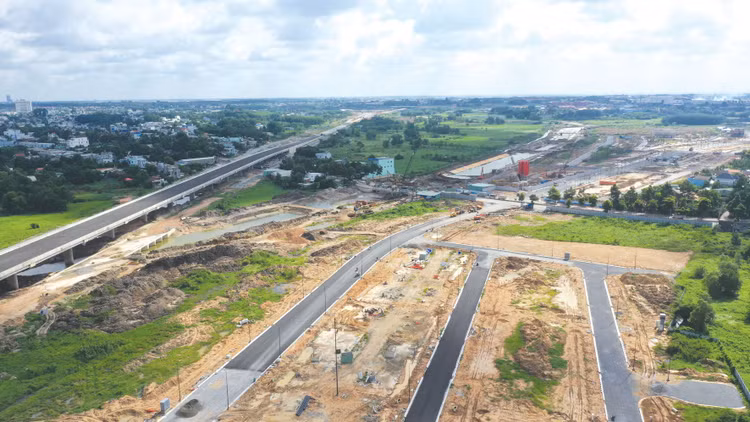 Nghị quyết 66.21/2026/NQ-CP yêu cầu đấu giá trực tuyến nhiều loại tài sản, trong đó có tài sản là quyền sử dụng đất đối với trường hợp Nhà nước giao đất, cho thuê đất để thực hiện dự án đầu tư theo Điểm a Khoản 1 Điều 125 Luật Đất đai. Ảnh: Nhã Chi