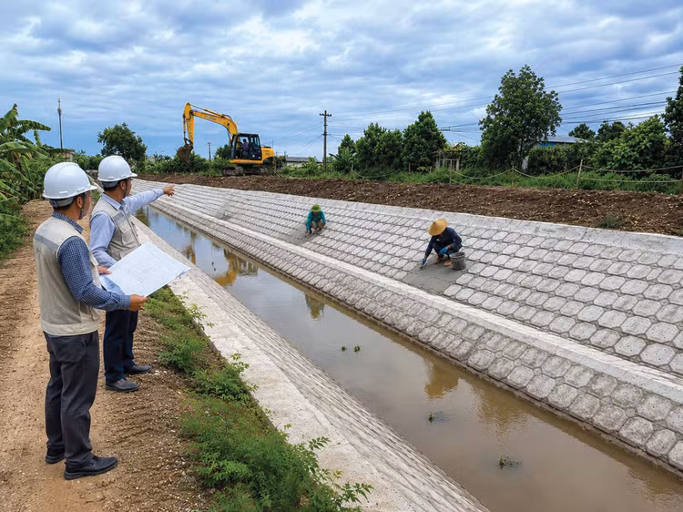 Nhiều dự án lớn đã được phân cấp mạnh cho chủ đầu tư cấp xã thực hiện, trong khi năng lực cán bộ ở cấp xã còn hạn chế. Ảnh minh họa: Chiến Khôi