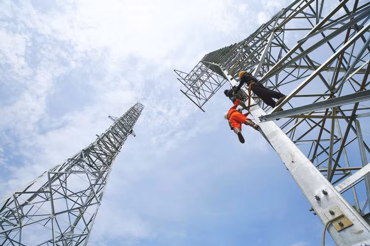 Các dự án truyền tải 500 kV có quy mô lớn, được chia thành nhiều gói thầu xây lắp và thiết bị để triển khai đồng thời nhằm đáp ứng yêu cầu gắt gao về tiến độ. Ảnh minh họa: Nhã Chi