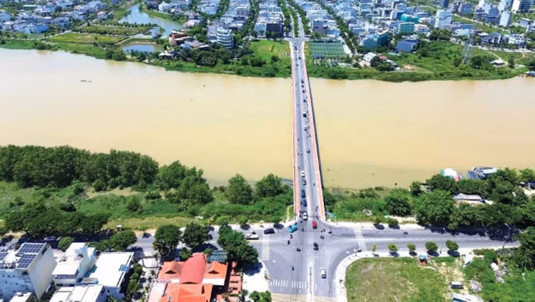 Nhà thầu phản ánh, khoảng không từ vị trí thi công đến đáy dầm cầu Hòa Xuân hiện hữu chỉ khoảng 4,1 m. Ảnh minh họa: NC st