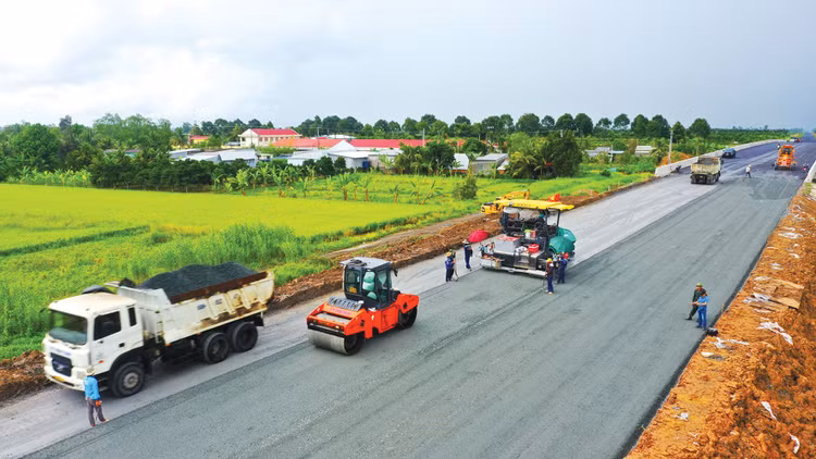 Có 12/34 địa phương tăng trưởng 2 con số, nhưng diễn biến hoạt động một số ngành, lĩnh vực cho thấy nhiều thách thức lớn. Ảnh: Lê Tiên