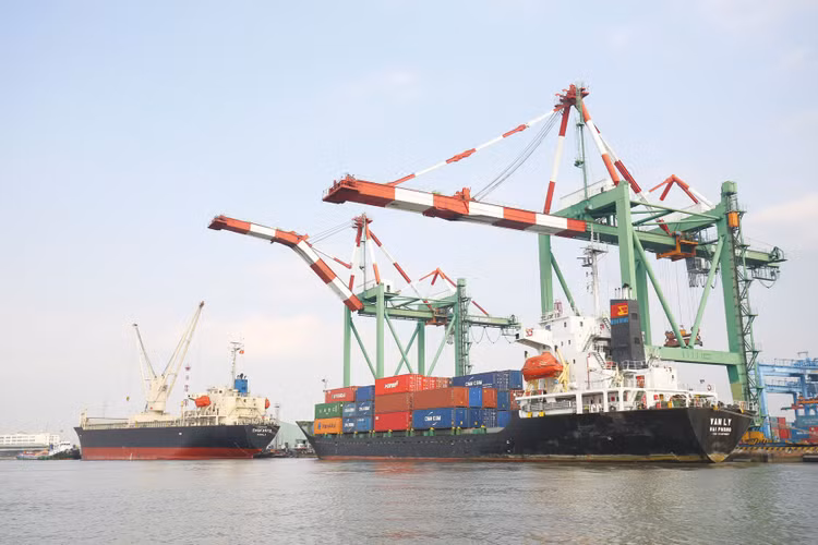 4 tháng đầu năm 2026, cả nước ước nhập siêu 7,11 tỷ USD, trong đó, khu vực kinh tế trong nước nhập siêu tới 15,61 tỷ USD. Ảnh: Lê Tiên