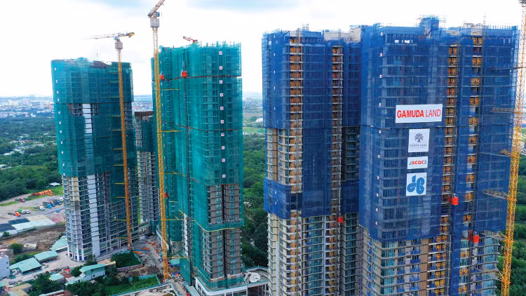 Nguồn cung bất động sản tại TP.HCM vẫn tập trung ở phân khúc trung và cao cấp, trong khi sản phẩm vừa túi tiền ngày càng khan hiếm. Ảnh: Song Lê