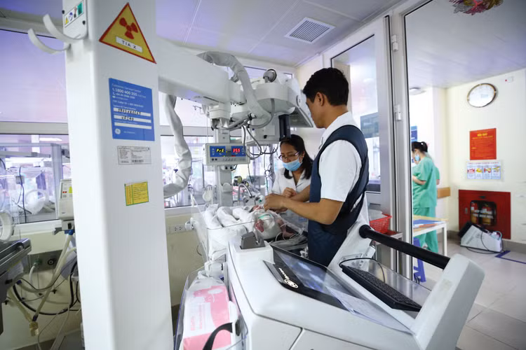 Trong vòng đời có thể kéo dài 10 - 15 năm của thiết bị, các cơ sở y tế tiếp tục cần linh kiện chuyên dụng, phần mềm, dịch vụ bảo trì và đội ngũ kỹ thuật. Ảnh: Nhã Chi