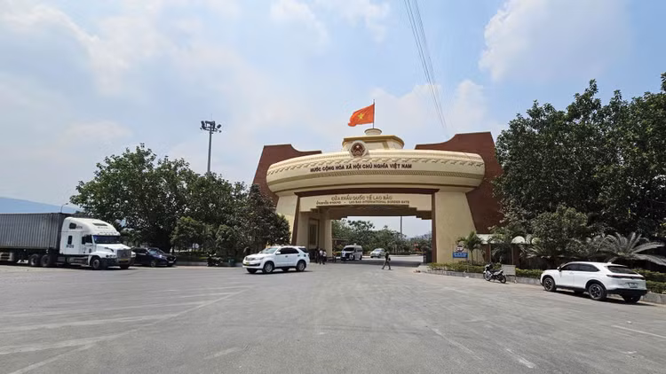 Cửa khẩu Lao Bảo - điểm cuối của cao tốc Cam Lộ - Lao Bảo được xác định là tuyến đường huyết mạch trong lộ trình “vươn Đông, tỏa Tây” của Quảng Trị. Ảnh: Thanh Hải