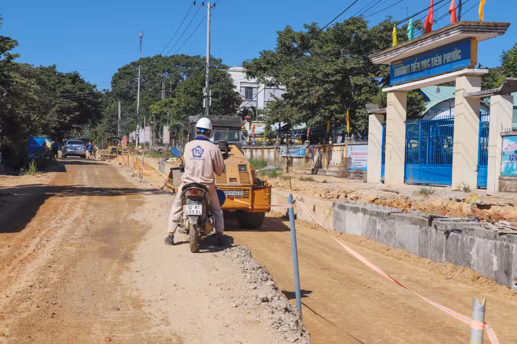 Nhà thầu thi công tuyến chính trong điều kiện hạ tầng điện, cáp viễn thông chưa được di dời. Ảnh: Thanh Đức