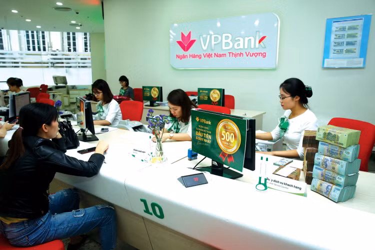 Các ngân hàng thương mại cam kết đồng thuận giảm lãi suất tiền gửi và lãi suất cho vay để hỗ trợ thúc đẩy tăng trưởng kinh tế. Ảnh: Lê Tiên