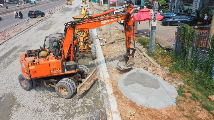 Giá nhiên liệu và nguyên vật liệu tăng mạnh so với giá trúng thầu khiến một số nhà thầu phải đối mặt với rủi ro thua lỗ nếu ký hợp đồng. Ảnh: Phúc An