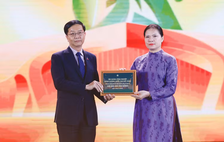 Tại Lễ bế mạc Hội chợ mùa Thu lần thứ nhất - 2025, Petrovietnam đã trao ủng hộ đồng bào vùng lũ số tiền 100 tỷ đồng