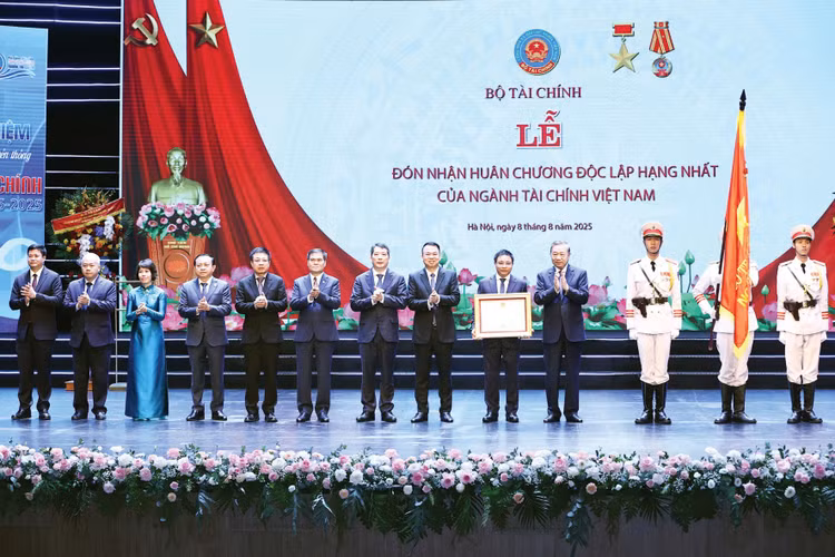 Tổng Bí thư Tô Lâm trao tặng Huân chương Độc lập hạng Nhất cho ngành Tài chính vì những thành tựu và đóng góp to lớn trong sự nghiệp xây dựng và bảo vệ Tổ quốc. Ảnh: Hà Thanh
