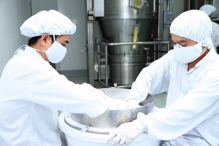 Giai đoạn 2026 - 2030, Vinapharm sẽ tìm cơ hội hợp tác quốc tế để tiếp nhận chuyển giao công nghệ, hoặc xây dựng nhà máy sản xuất thuốc công nghệ cao tại Việt Nam. Ảnh minh họa: Phúc An