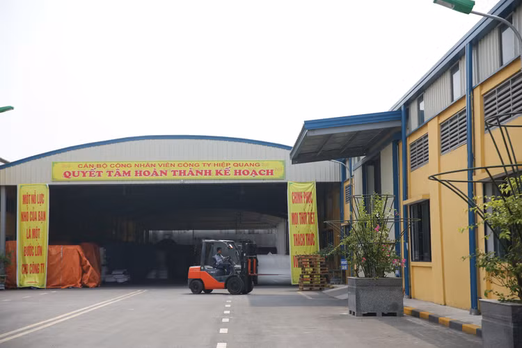Nhiều gói thầu bảo hiểm cháy nổ, bảo hiểm công trình phải dựa vào các tiêu chí ưu tiên liên quan đến sử dụng lao động yếu thế để xếp hạng nhà thầu. Ảnh: Nhã Chi