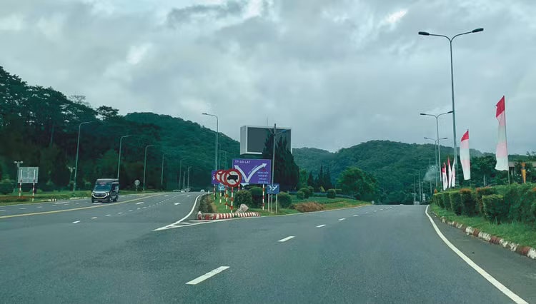 Các nhà thầu chưa thể huy động đồng bộ nhân lực, thiết bị và tổ chức thi công với quy mô lớn do thiếu mặt bằng thi công liên tục trên toàn tuyến. Ảnh minh họa: Nhật Tuệ