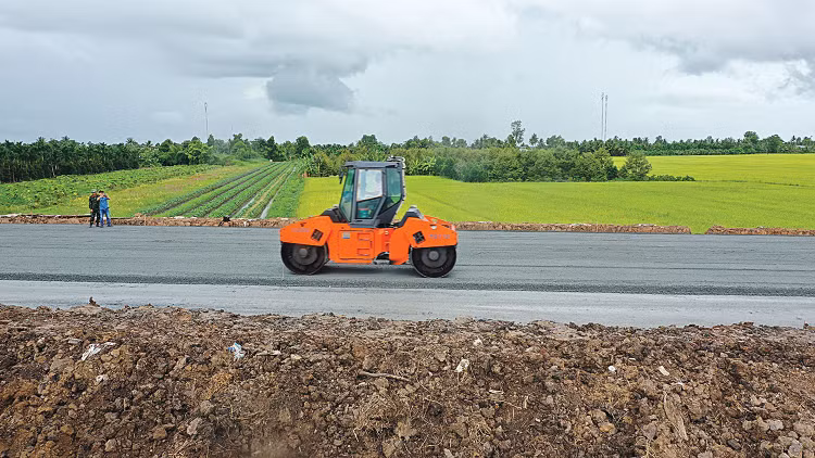 Chủ đầu tư Dự án cao tốc Châu Đốc - Cần Thơ - Sóc Trăng qua TP. Cần Thơ đã thu hồi, điều chuyển khối lượng của 4/7 nhà thầu phụ tại Dự án thành phần 3. Ảnh minh họa: Song Lê
