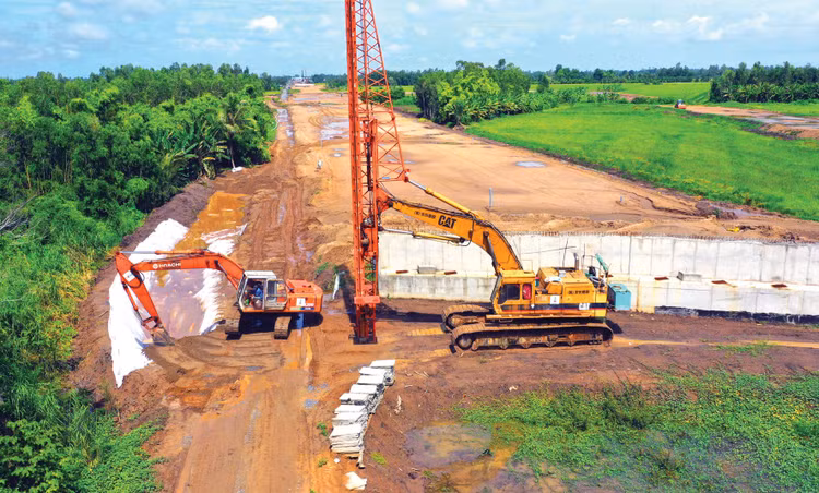 Giá vật liệu xây dựng và nhiên liệu đồng loạt leo thang đang tạo áp lực lớn lên các nhà thầu, đặc biệt tại các dự án giao thông trọng điểm. Ảnh: Lê Tiên 