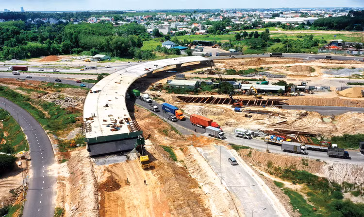 Việc công khai, minh bạch thông tin hoạt động đấu thầu sẽ tạo điều kiện tăng cường giám sát xã hội, nâng cao hiệu quả đầu tư. Ảnh: Lê Tất Tiên