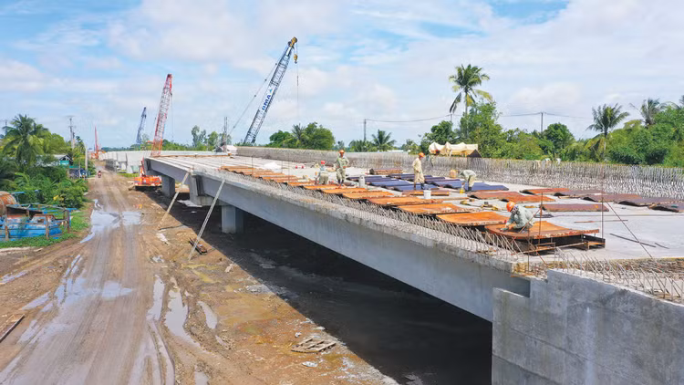 Thách thức lớn hiện nay là tình trạng khan hiếm lao động trầm trọng trong mọi lĩnh vực, từ hạ tầng giao thông đến dân dụng. Ảnh: Lê Tiên