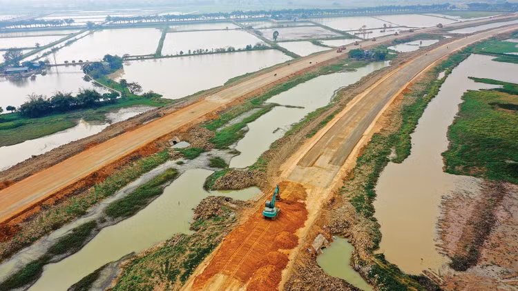 Nhiều nhà thầu giao thông chủ động tìm kiếm nguồn cung vật liệu, ưu tiên thi công dứt điểm những đoạn tuyến đã đủ mặt bằng, vật liệu và điều kiện nghiệm thu để bảo đảm tiến độ dự án. Ảnh: Lê Công