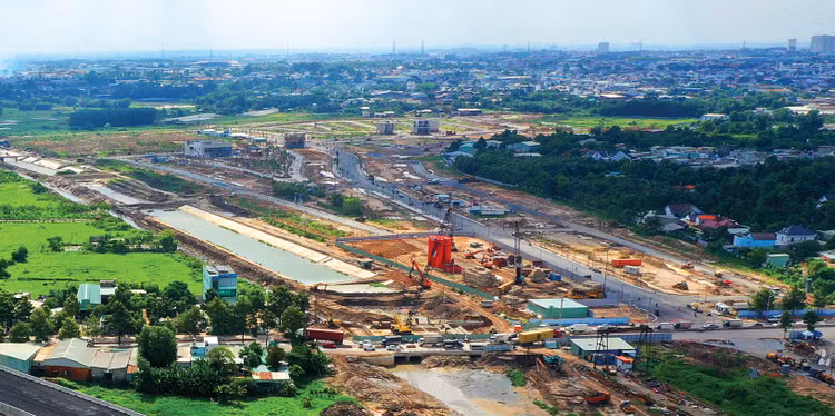 Các nhà thầu đang tăng tốc triển khai thi công một số dự án giao thông trọng điểm của TP. Đồng Nai. Ảnh: Song Lê