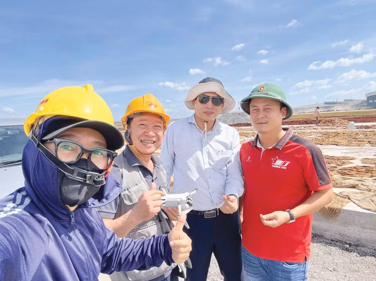 Có những bài báo được viết từ lớp bụi đỏ trên công trường, từ tiếng động cơ không ngừng giữa trưa nắng hay từ những cuộc trò chuyện gấp gáp với đội ngũ thi công...