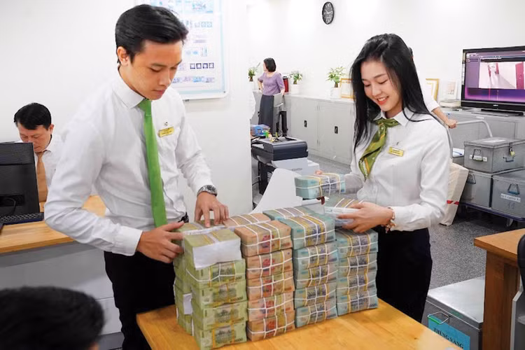 Tính đến cuối tháng 5, tăng trưởng tín dụng đạt 5,7% trong khi tăng trưởng huy động chỉ đạt 2,98%. Ảnh: Ngọc Thắng
