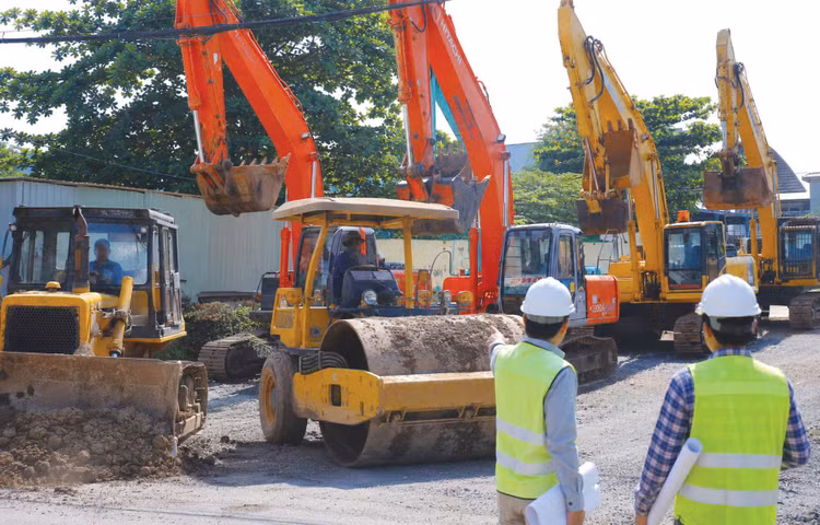 Chủ động kiểm soát công tác tuyển dụng nhân sự và thuê máy móc, thiết bị sẽ giúp nhà thầu hạn chế rủi ro. Ảnh: Tiên Giang