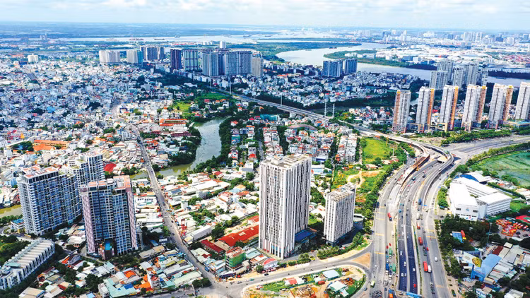 Tháo gỡ dứt điểm các vướng mắc đan xen tại các dự án bất động sản quy mô lớn kỳ vọng sẽ tái lập niềm tin thị trường và khơi thông dòng vốn đầu tư dài hạn. Ảnh: Song Lê
