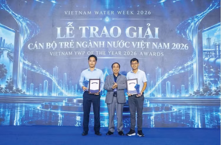 Anh Nguyễn Ngọc Tường Bách (bên trái) tại lễ trao Giải Cán bộ trẻ ngành nước Việt Nam năm 2026 ở Hà Nội. Ảnh: tapchinuoc.vn