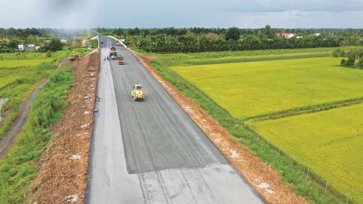 Nhiều đoạn thuộc Dự án cao tốc Châu Đốc - Cần Thơ - Sóc Trăng giai đoạn 1, đoạn qua địa bàn TP. Cần Thơ đã được thảm bê tông nhựa. Ảnh: Tiên Giang
