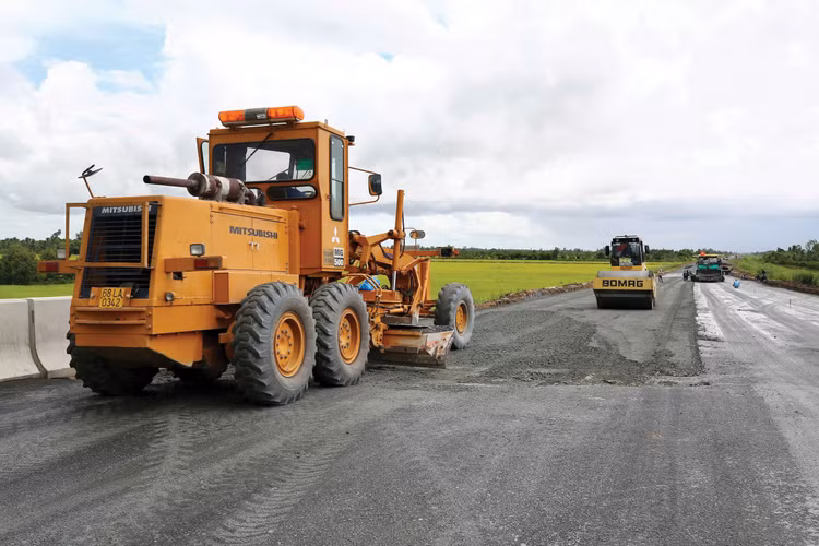 Chính phủ yêu cầu Bộ Xây dựng phối hợp, đôn đốc các chủ đầu tư, địa phương đẩy nhanh tiến độ triển khai các dự án hạ tầng giao thông trọng điểm. Ảnh: Gia Khoa